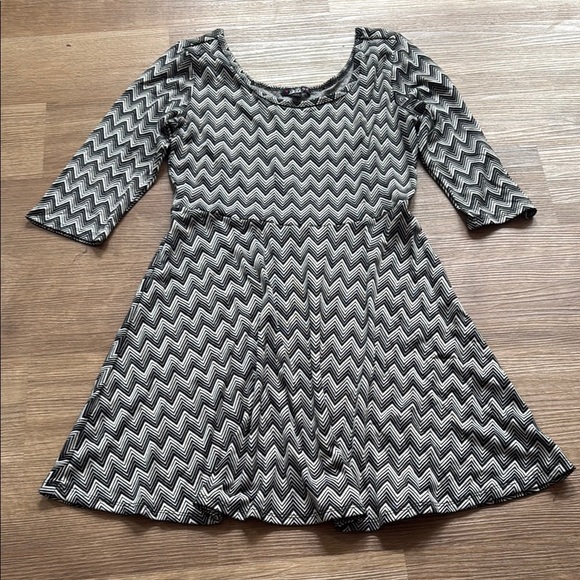 Stylish Black and White Zigzag Kids Dress - Picture 1 of 4